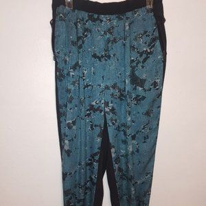 women pants by Robert Rodriguez black and green colored size 8
